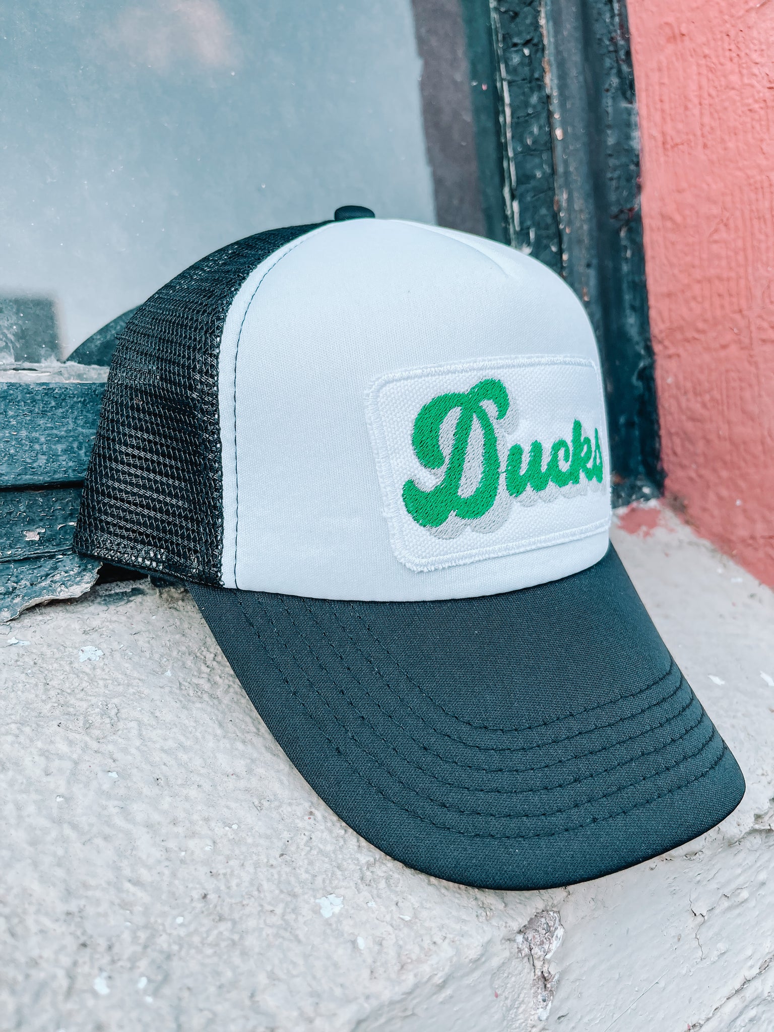 Lucky Spirit Script Trucker Hat || Ducks Kelly on Black / White